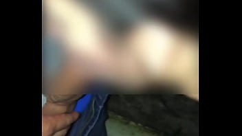 Dogging com novinha – corno leva esposa pro dotado comer no carro gozar na boca dela e depois ela beija o marido completo red