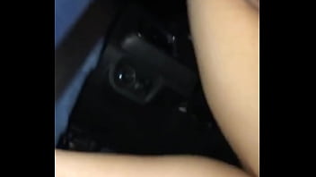 Dogging com novinha – corno leva esposa pro dotado comer no carro gozar na boca dela e depois ela beija o marido completo red