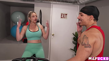 Confident gym babe seduces her personal trainer