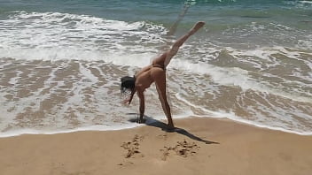 Real amateur couple fucking in public beach – doggy style & blowjob