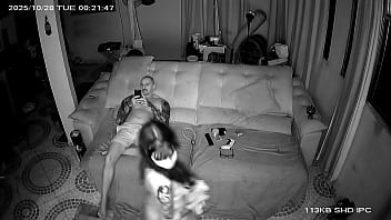 Câmera de segurança flagra enteada dando pro padrasto