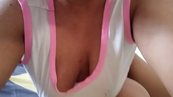 Puta latina se levanta con sus bragas mojadas y con rico olor a vagina y le da ganitas de masturbarse