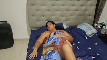 Viejo asqueroso se aprovecha de la inocencia de su hijastra y termina cogiéndola en el baño mientras están solos en casa