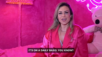 Loira gostosa brincando com seu cuzinho