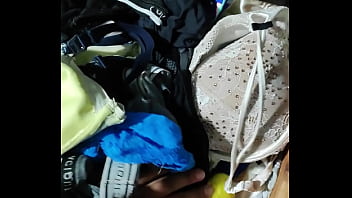 Ropa interior de mi suegra no me pude resistir a hacerme una chaqueta con un calzón suyo Ropa interior de mi suegra no me pude resistir a hacerme una chaqueta con un calzón suyo