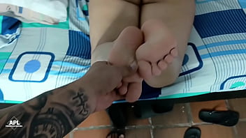 Me hago una rica paja con los pies de mi hermanastra