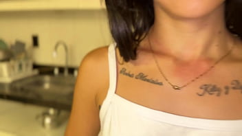 Ven te pago con sexo chica latina ofrece una buena cogida con desconocido a cambio de reparar su moto