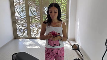 Ven te pago con sexo chica latina ofrece una buena cogida con desconocido a cambio de reparar su moto