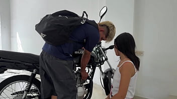 Ven te pago con sexo chica latina ofrece una buena cogida con desconocido a cambio de reparar su moto