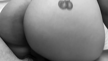 Cachonda hermanastra le gusta ser besada en todo su cuerpo