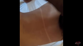 Corno sabe que sua esposa trai ele com uma rola preta grande e grossa quando ela chega em casa arrombada o corno limpa toda a porra dela