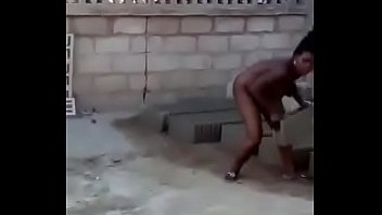 Moçambicana trabalhando pelada Moçambicana trabalhando pelada