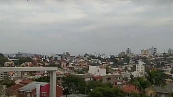 Dançando na sacada de casa