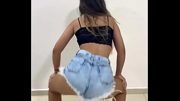 Gostosa dancando