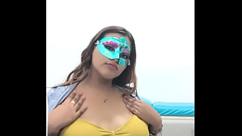 ВКУСНАЯ ПЫШНАЯ БРЮНЕТКА УЧИТСЯ КОКТЕЙЛИВЫМ И СЕКСУАЛЬНЫМ ОБРАЗОМ