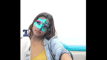 ВКУСНАЯ ПЫШНАЯ БРЮНЕТКА УЧИТСЯ КОКТЕЙЛИВЫМ И СЕКСУАЛЬНЫМ ОБРАЗОМ