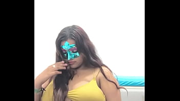 ВКУСНАЯ ПЫШНАЯ БРЮНЕТКА УЧИТСЯ КОКТЕЙЛИВЫМ И СЕКСУАЛЬНЫМ ОБРАЗОМ