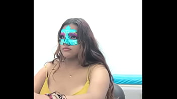 ВКУСНАЯ ПЫШНАЯ БРЮНЕТКА УЧИТСЯ КОКТЕЙЛИВЫМ И СЕКСУАЛЬНЫМ ОБРАЗОМ