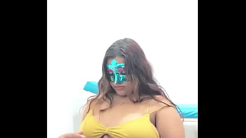 ВКУСНАЯ ПЫШНАЯ БРЮНЕТКА УЧИТСЯ КОКТЕЙЛИВЫМ И СЕКСУАЛЬНЫМ ОБРАЗОМ