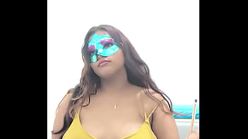 ВКУСНАЯ ПЫШНАЯ БРЮНЕТКА УЧИТСЯ КОКТЕЙЛИВЫМ И СЕКСУАЛЬНЫМ ОБРАЗОМ