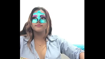 ВКУСНАЯ ПЫШНАЯ БРЮНЕТКА УЧИТСЯ КОКТЕЙЛИВЫМ И СЕКСУАЛЬНЫМ ОБРАЗОМ