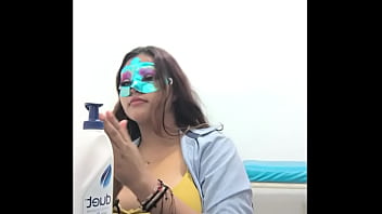 ВКУСНАЯ ПЫШНАЯ БРЮНЕТКА УЧИТСЯ КОКТЕЙЛИВЫМ И СЕКСУАЛЬНЫМ ОБРАЗОМ