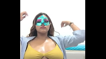 ВКУСНАЯ ПЫШНАЯ БРЮНЕТКА УЧИТСЯ КОКТЕЙЛИВЫМ И СЕКСУАЛЬНЫМ ОБРАЗОМ