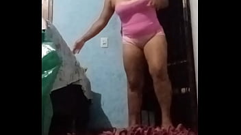 Exibindo me para o entregador enquanto o corninho espera