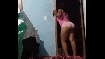 Exibindo me para o entregador enquanto o corninho espera