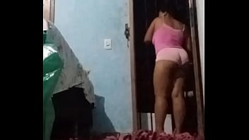 Exibindo me para o entregador enquanto o corninho espera