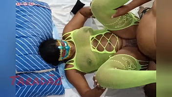 Preta gostosa gemendo no pau