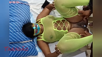 Preta gostosa gemendo no pau