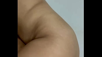 Hermosa latina con gran culo es follada por el repartidor