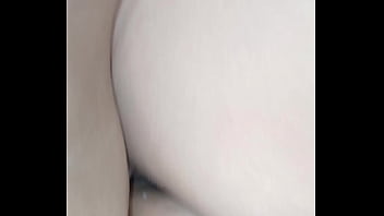 Morena caliente es follada por una polla enorme