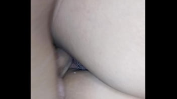 Morena caliente es follada por una polla enorme