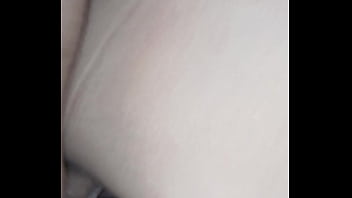 Morena caliente es follada por una polla enorme