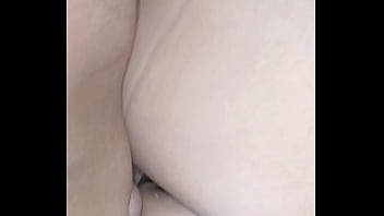 Morena caliente es follada por una polla enorme