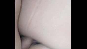 Morena caliente es follada por una polla enorme