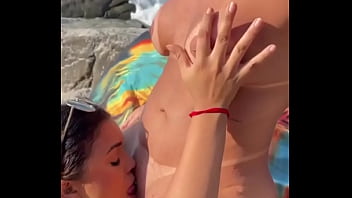 Fui a praia fazer marquinha e acabei dando a buceta para um desconhecido