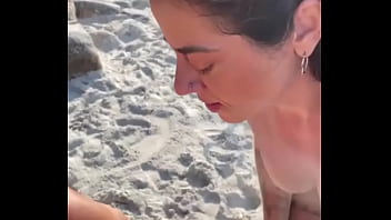 Fui a praia fazer marquinha e acabei dando a buceta para um desconhecido