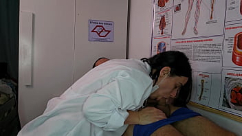 Enfermeira fica excitada ao ver ereção do paciente