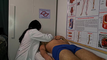 Enfermeira fica excitada ao ver ereção do paciente