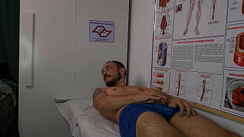 Enfermeira fica excitada ao ver ereção do paciente