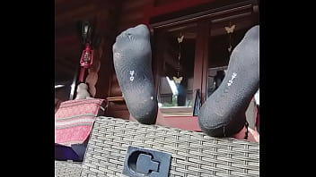Schwarze socken auf der veranda