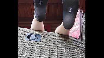 Schwarze socken auf der veranda