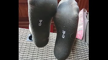 Schwarze socken auf der veranda
