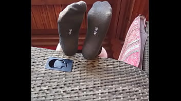Schwarze socken auf der veranda