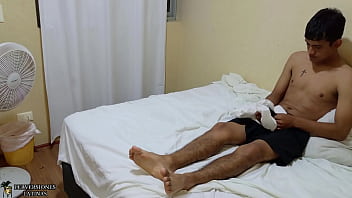 Mi hermanastro me enseña a follar con traje de cosplay y me da toda su corrida