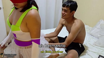 Mi hermanastro me enseña a follar con traje de cosplay y me da toda su corrida