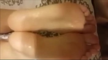 Gozando nas solas n 35 de uma mulher que conheci no tinder